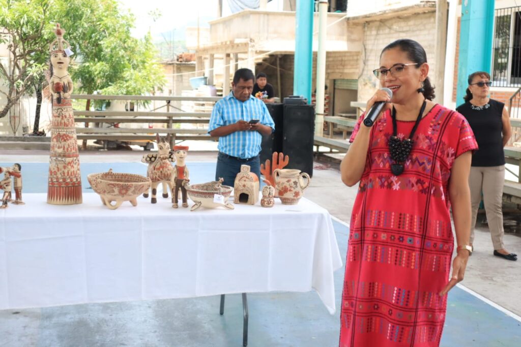 Reconoce y premia Evelyn Salgado a 19 artesanos de San Agustín Oapan en la región Norte