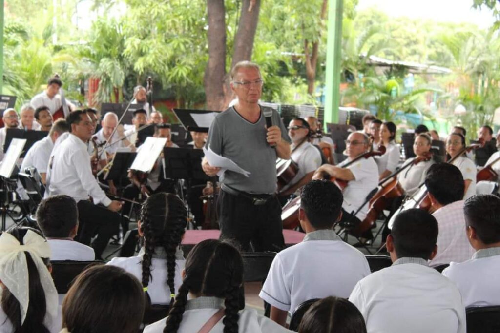 Acerca Evelyn Salgado, La cultura y la música a la zona suburbana de Acapulco