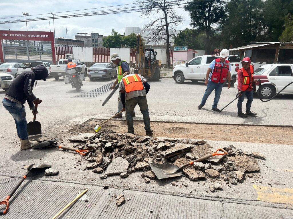 Emprende Evelyn Salgado acciones de bacheo en la capital del estado