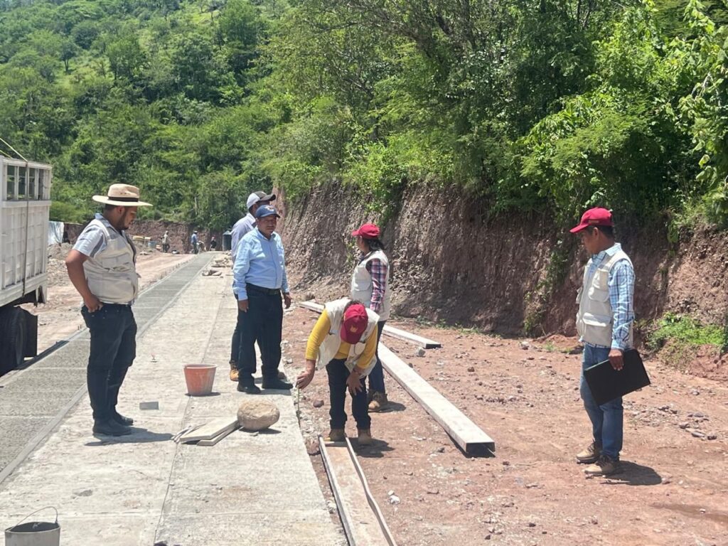 En Guerrero avanza la construcción de caminos artesanales en la Montaña y Costa Chica