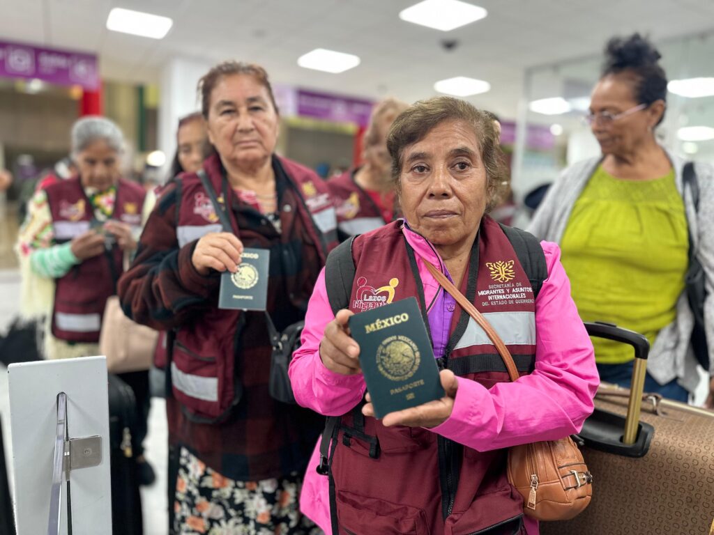 Logra la gobernadora Evelyn Salgado el reencuentro de 38 adultos mayores con sus familiares en Chicago IL