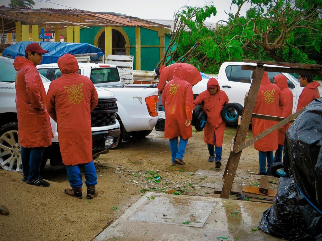 Brigadas de la Secretaría de Planeación y Desarrollo Regional de Guerrero (SEPLADER) realizan despliegue operativo para realizar remoción de escombros y limpieza en el libramiento Playa Ventura – Playa Azul