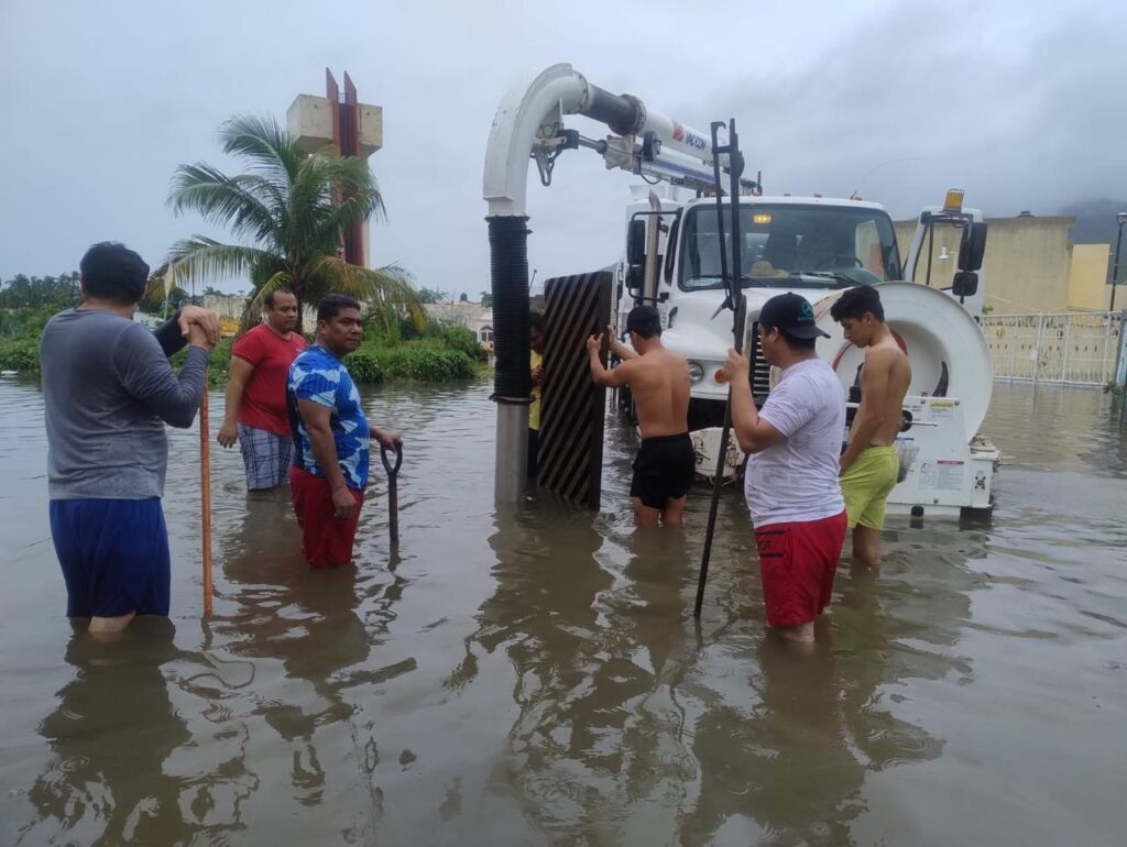 La Comisión de Agua Potable, Alcantarillado y Saneamiento del Estado de Guerrero (CAPASEG) lleva a cabo acciones de limpieza y desazolve en colonias de Acapulco