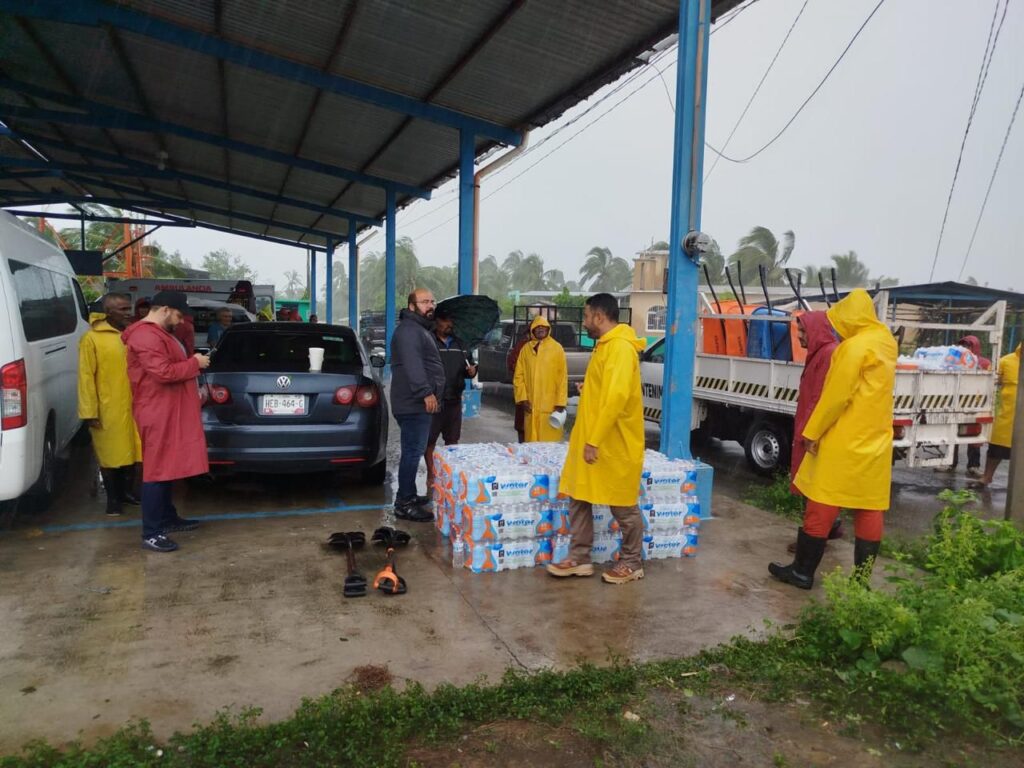 Personal de la Comisión de Infraestructura Carretera y Aeroportuaria del Estado de Guerrero (CICAEG), atiende derrumbes presentados en la carretera Marquelia – Ometepec