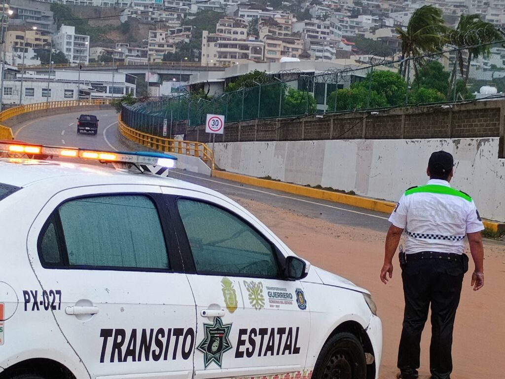 Por seguridad a los automovilistas se cierra el paso por las lluvias de las últimas horas en la Avenida Escénica Acapulco
