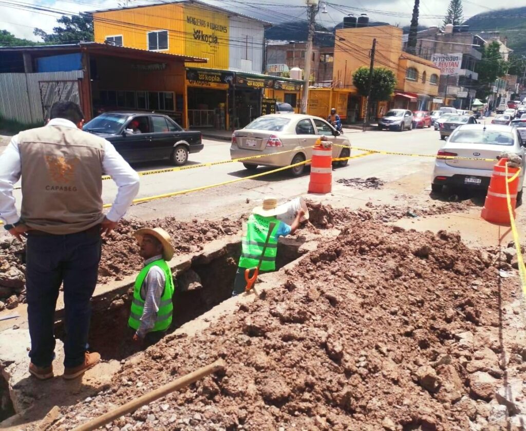 Realiza gobierno estatal reparación de fugas de agua y reencarpetamiento de accesos en Chilpancingo