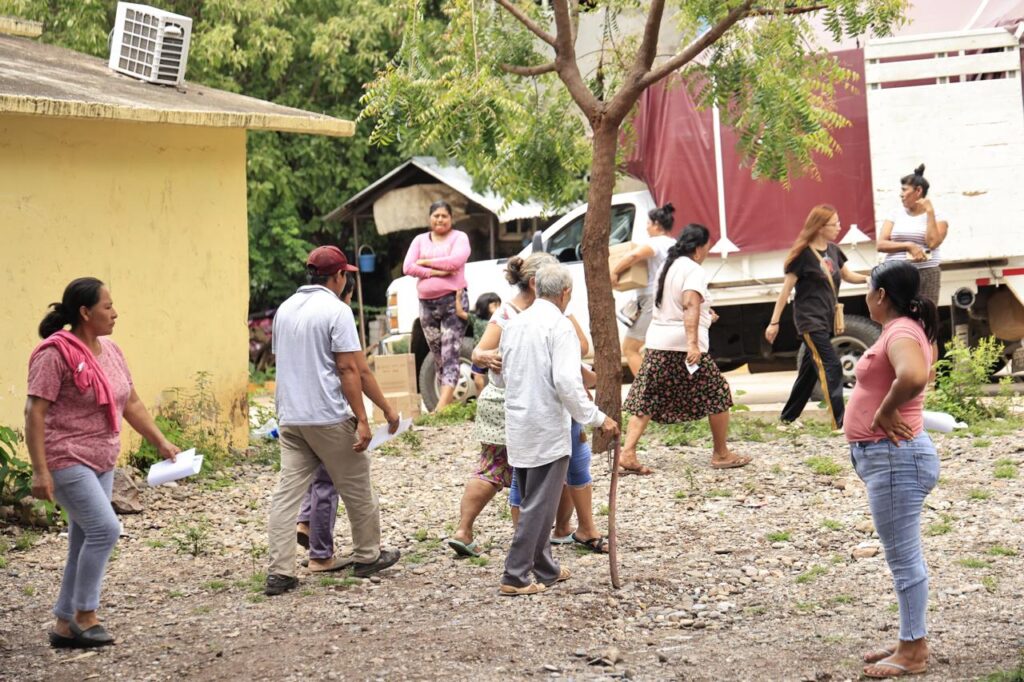 Refrenda su apoyo Evelyn Salgado a familias afectadas en Tlapehuala