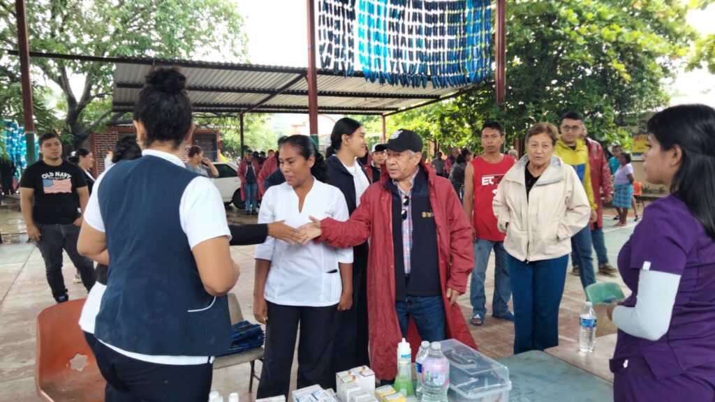 El equipo de la Secretaría de Educación Guerrero, visitó el albergue que aloja a 60 personas en la Escuela Primaria “Emiliano Zapata”, de la comunidad San Juan de los Llanos