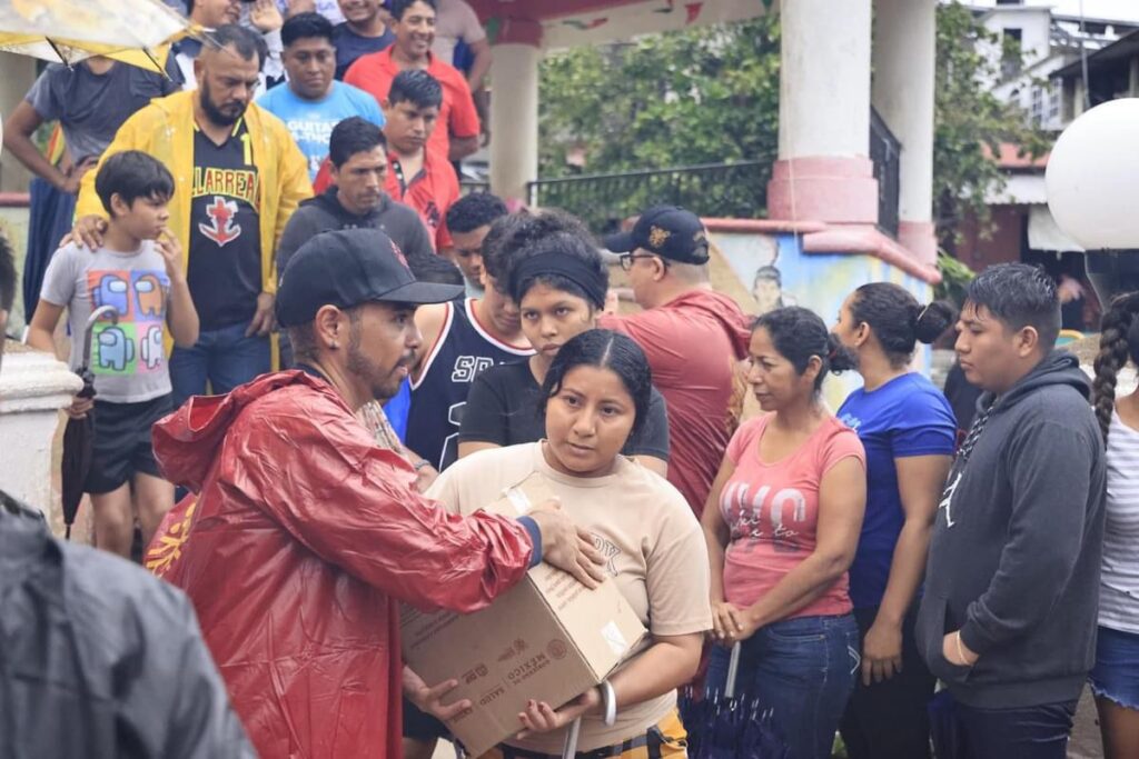 DIF Guerrero desplego una brigada de entrega de apoyos a las localidades de Jalapa, municipio de Cuautepec, y Cruz Grande cabecera del municipio de Florencio Villarreal, en la Región Costa Chica