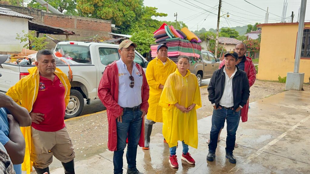 Personal del Instituto Guerrerense de Infraestructura Física Educativa llegó al municipio de Azoyú con la brigada Fuerza Operativa Guerrero