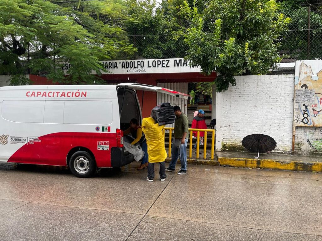 La SGIRPCGRO apertura un refugio temporal en la Escuela Primaria Adolfo López Mateos, en la Colonia Omiltemi