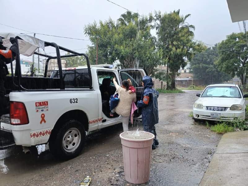 La Policía Estatal brindó apoyo a familias para trasladarse a zonas seguras ante las intensas lluvias registradas este jueves en la ciudad de Chilpancingo.