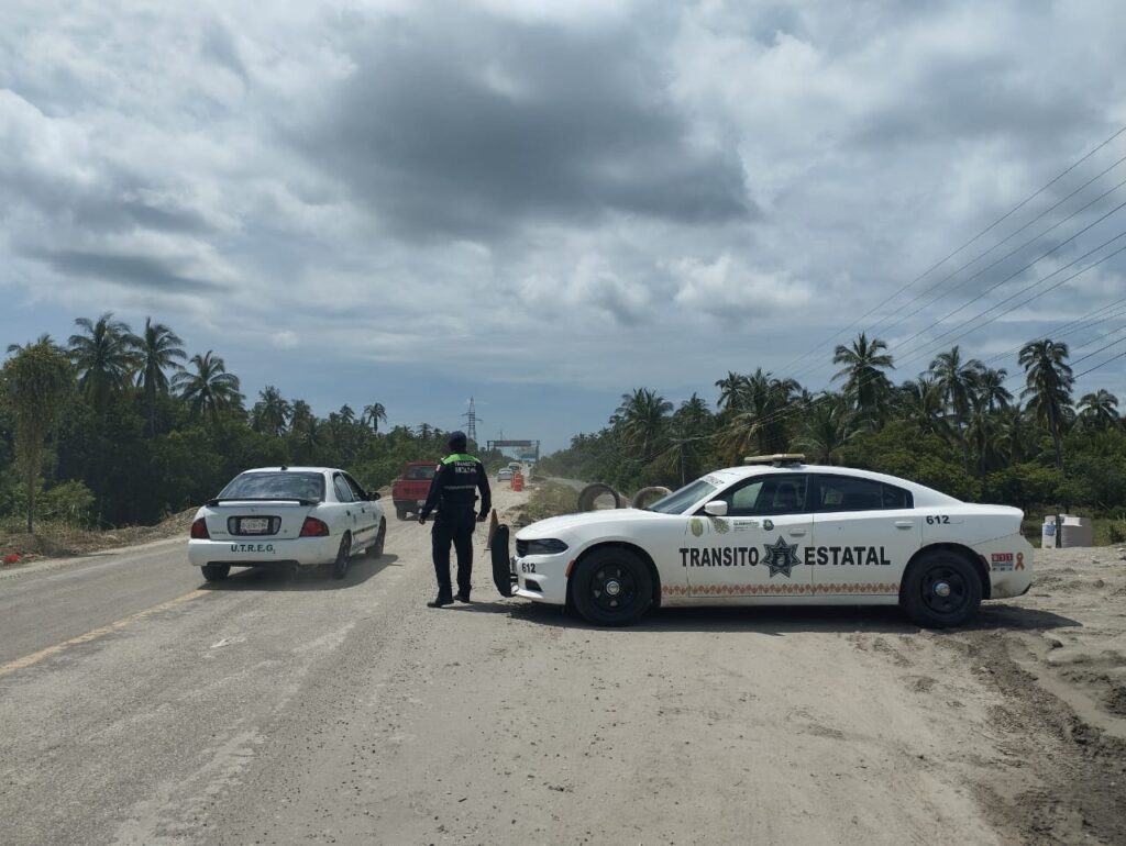 Personal de Tránsito Estatal de la región Costa Grande, brinda seguridad vial y agiliza la movilidad de los vehículos que transitan por la carretera estatal