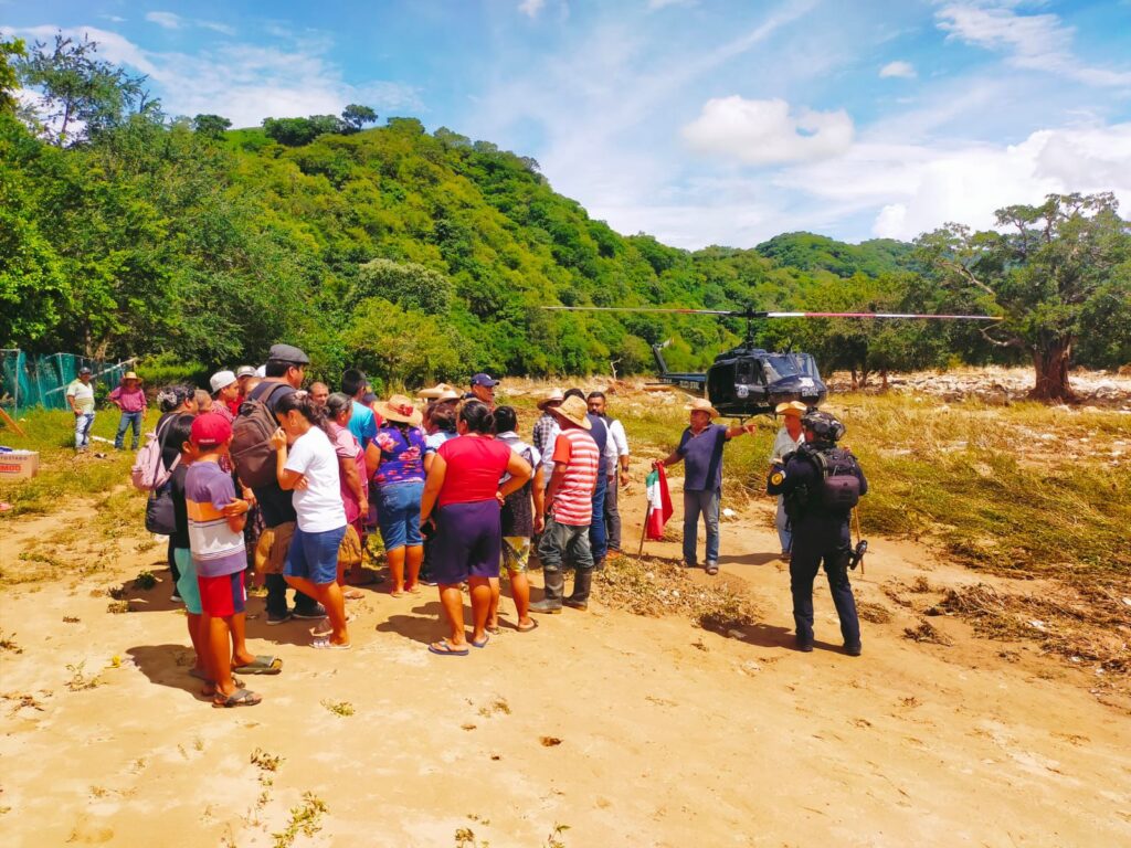 Envía Evelyn Salgado atención y apoyo vía área a familias damnificadas de San José del Ciruelar, municipio de Chilpancingo