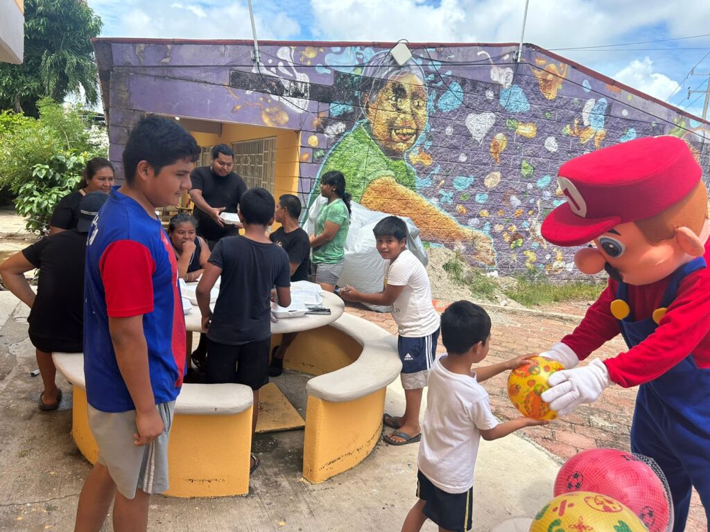 Personal de la Secretaría de Turismo, quienes repartieron dulces y realizaron dinámicas con los pequeños de diversos albergues en Acapulco