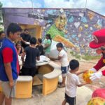 Personal de la Secretaría de Turismo, quienes repartieron dulces y realizaron dinámicas con los pequeños de diversos albergues en Acapulco