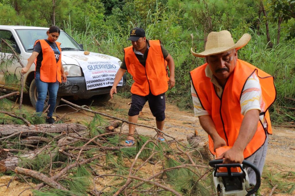 Brigadas de la SEDEPIA trabajan en la apertura de caminos en la región de la Montaña