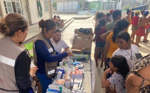 Evelyn Salgado continúa con la entrega de apoyos a damnificados por el paso del huracán John en Guerrero.