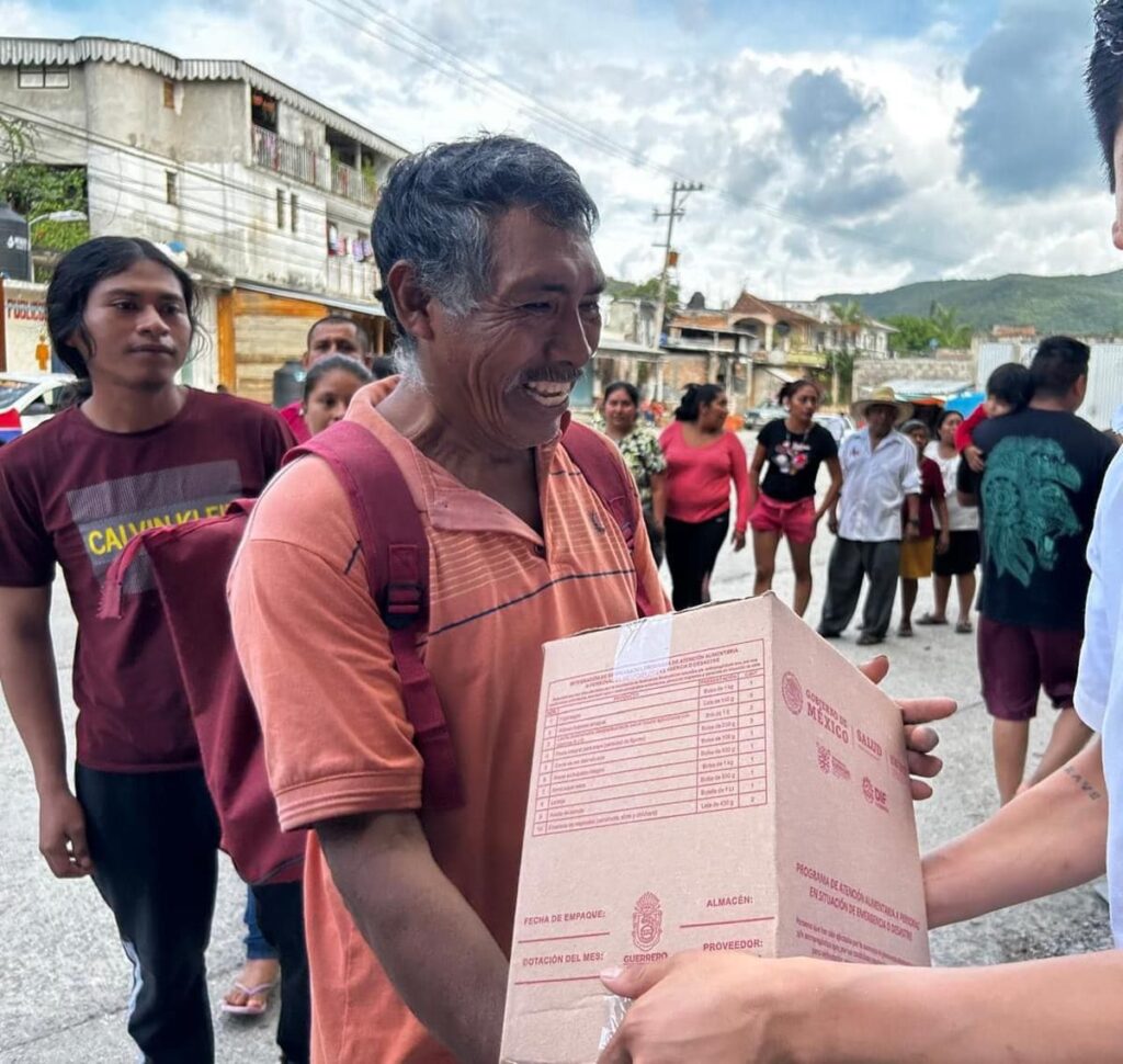 Gobierno de Evelyn Salgado entrega apoyos directos a familias afectadas por John a través del DIF Guerrero
