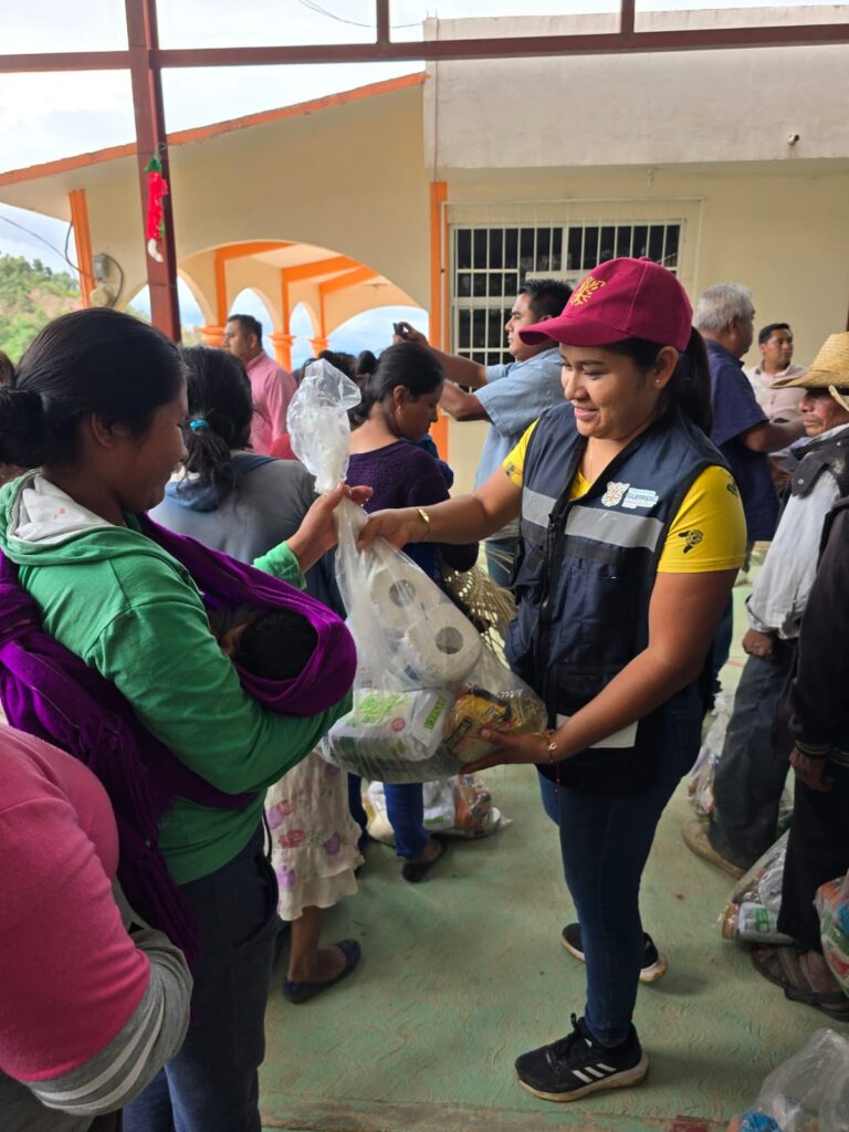 La gobernadora Evelyn Salgado continúa atendiendo a las comunidades damnificadas de la región de la Montaña