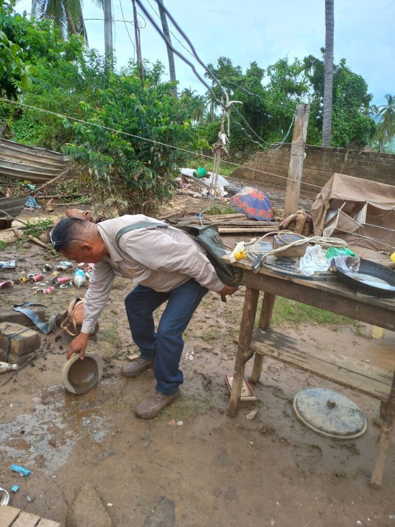 Refuerza gobernadora Evelyn Salgado acciones contra el dengue en comunidades afectadas por el huracán John en la Costa Grande