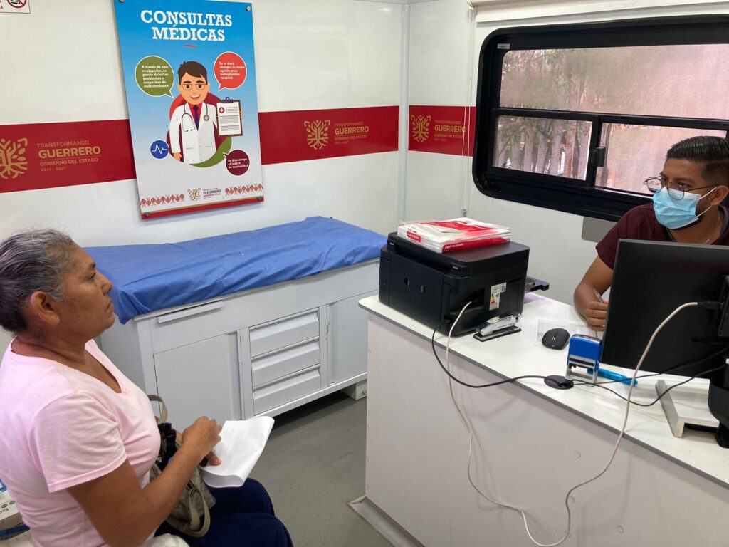 Fortalece Evelyn Salgado los servicios de salud mediante Unidades Móviles en Cruz Grande