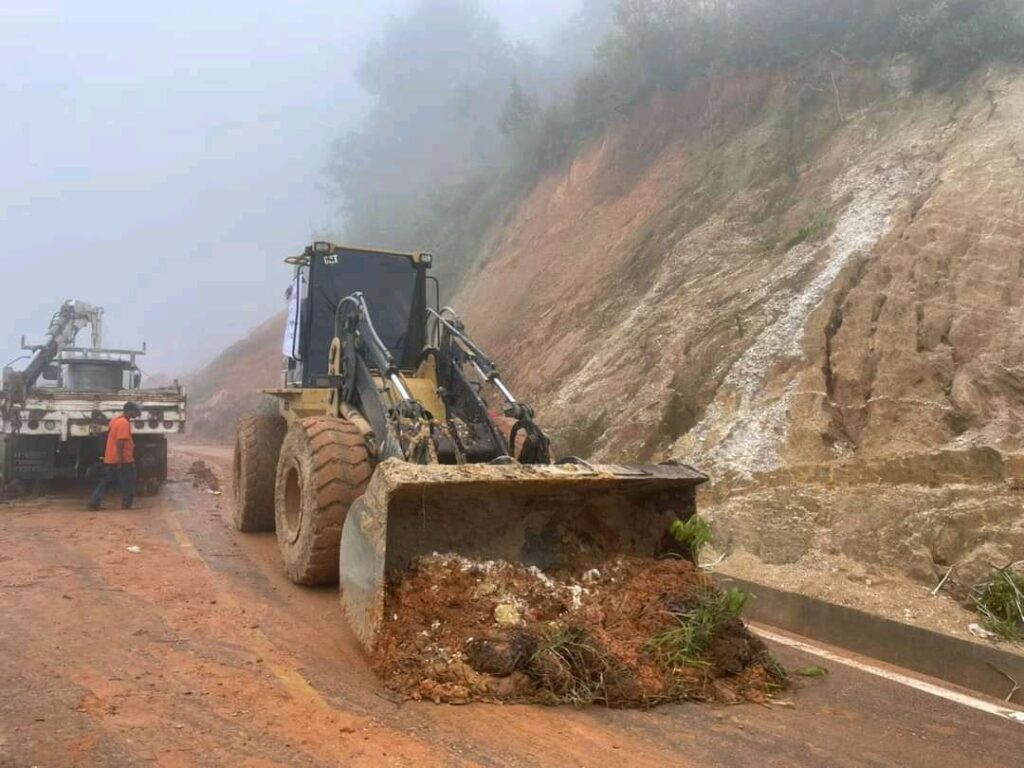 La SDUOPOT-Guerrero avanza con los trabajos de liberación de caminos y rehabilitación de carreteras