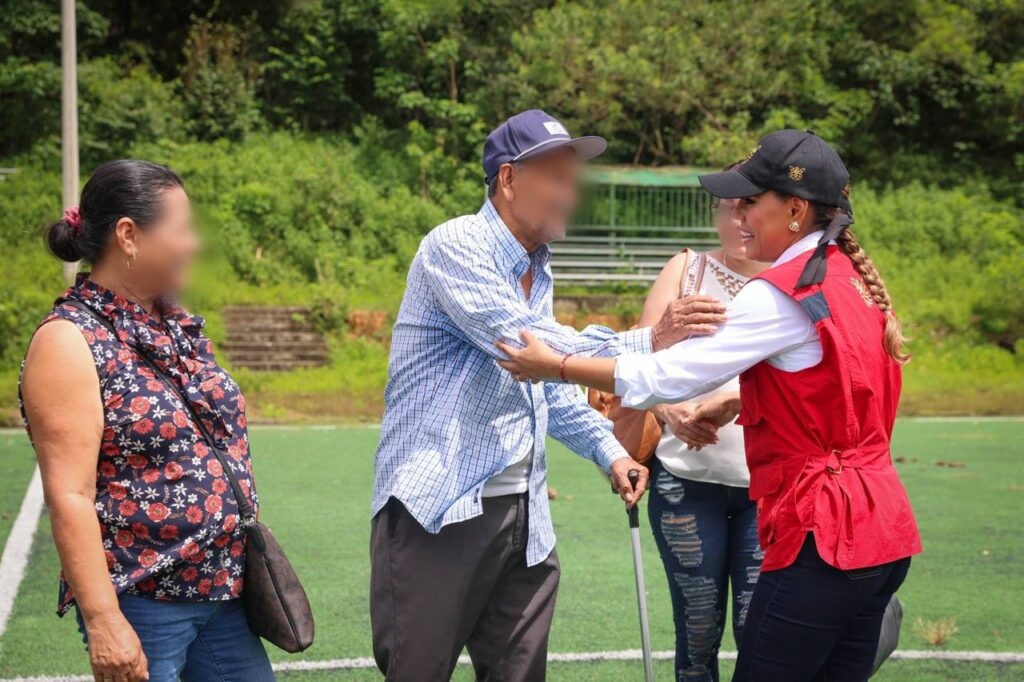 Evelyn Salgado lleva ayuda humanitaria a Jaleaca de Catalán en la sierra de Chilpancingo e implementa acciones para atender a damnificados por John