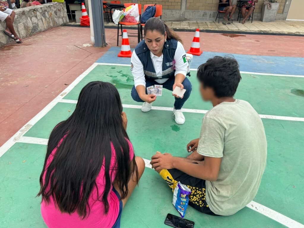 La Secretaría de Seguridad Pública, personal de Prevención Social del Delito continúa realizando actividades de proximidad social en refugios de Acapulco ubicados en la Escuela Secundaria Técnica 152