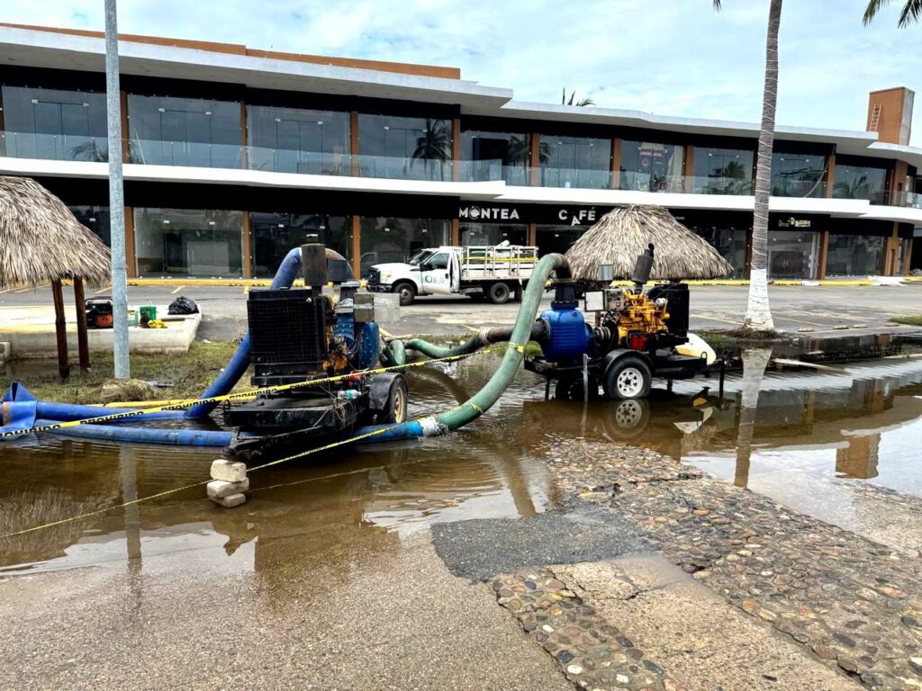 Prioriza gobernadora Evelyn Salgado atención en zonas inundadas de Acapulco