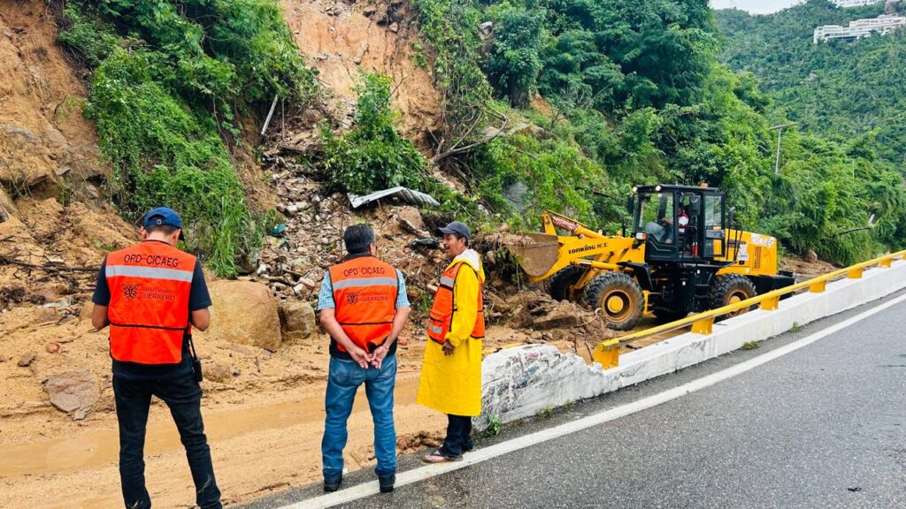 Mantiene Evelyn Salgado trabajos de remoción de escombros en vías de comunicación terrestre en Guerrero