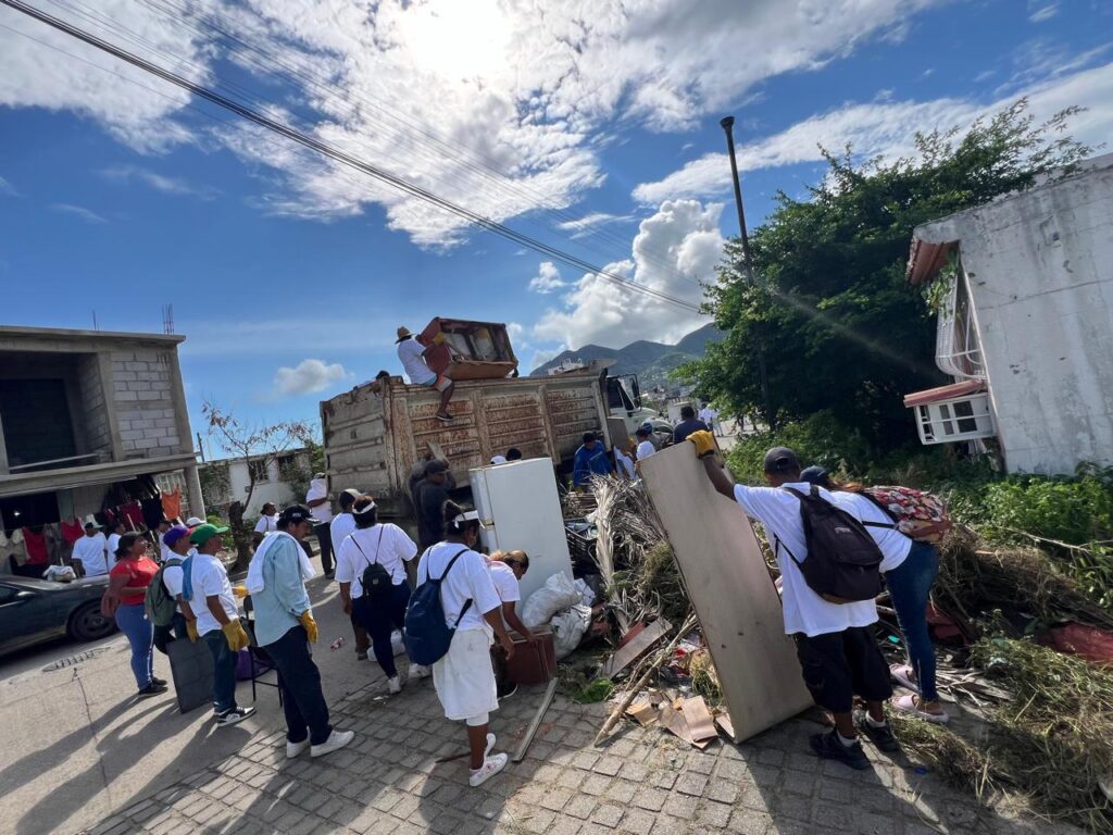 Continúan los trabajos de limpieza en colonias de Acapulco