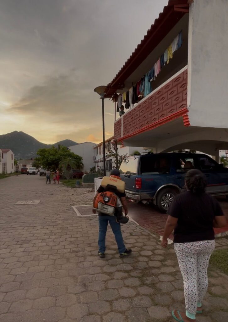 Gobierno estatal refuerza fumigación contra el dengue en colonias de Acapulco que se atienden por John