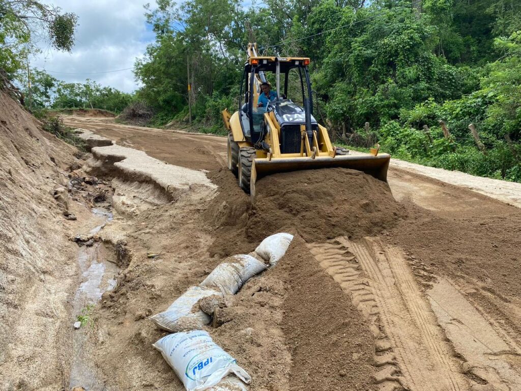 La Cicaeg desplazó maquinaria pesada para dar paso en el tramo carretero que conecta con las localidades pertenecientes al municipio de Acapulco.