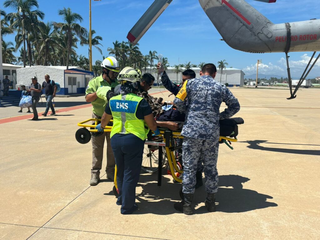 La Secretaría de Salud Guerrero, y con el respaldo técnico logístico y monitoreo del puesto de mando de la Secretaría de Protección Civil del Estado, esta mañana se realizó una evacuación aeromédica de un paciente masculino geriátrico