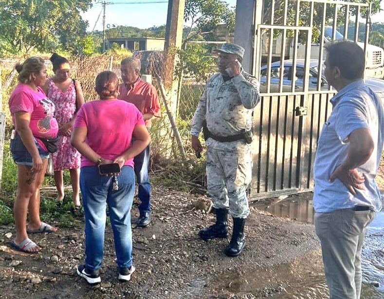 Recorre, el titular de la SEG el CBTA de la localidad El Bejuco, en el municipio de Acapulco para conocer las afectaciones por el Huracán John