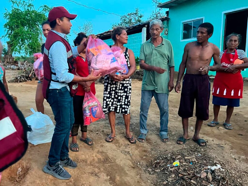 Brigadas de apoyo de la SEPLADER, como parte de la estrategia #FuerzaOperativaGuerrero distribuyeron despensas