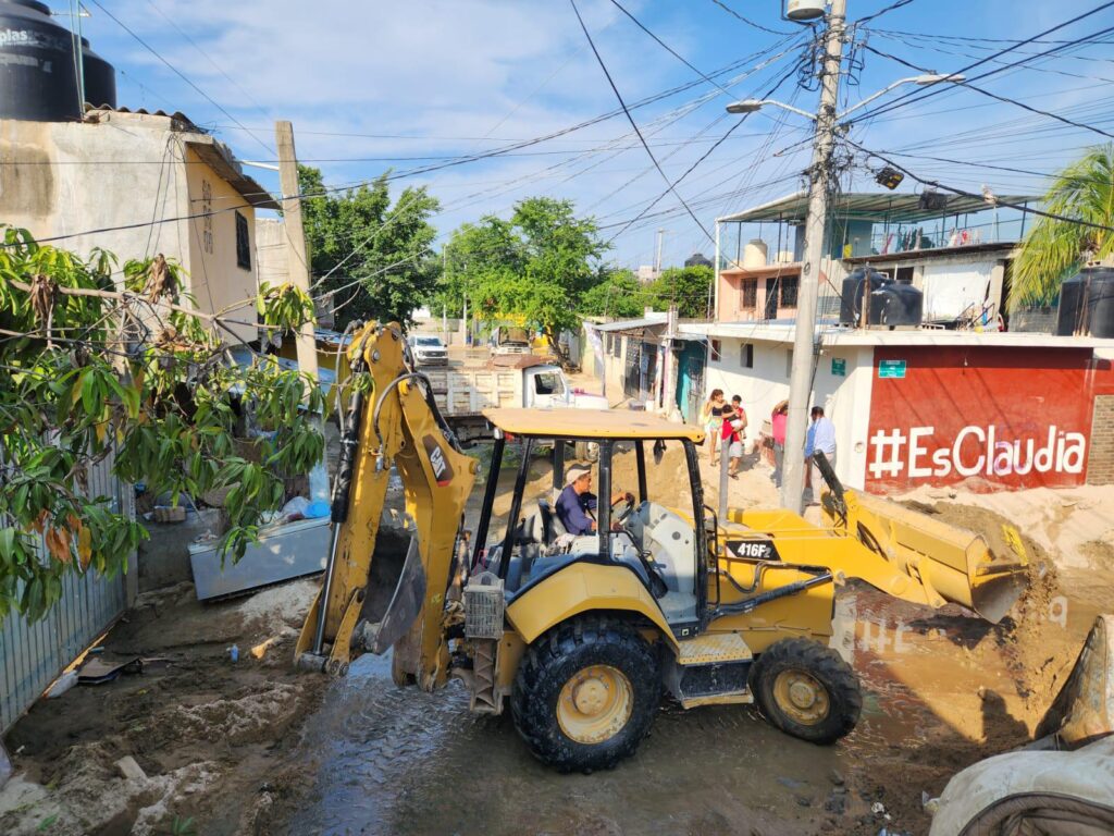 Brigadas de la estrategia #FuerzaOperativaGuerrero continúan trabajando en la limpieza de planteles y vialidades en el puerto de Acapulco
