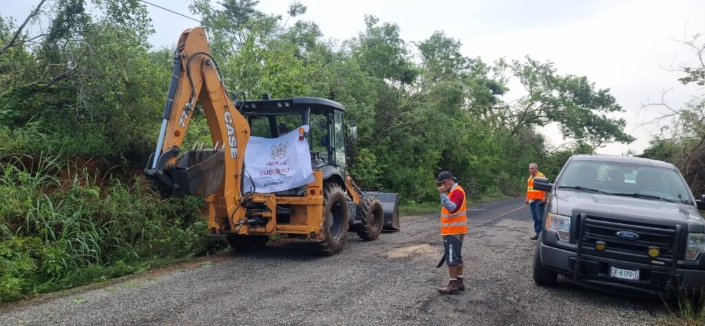 Continúan las acciones para reactivar las vialidades en la Costa Chica