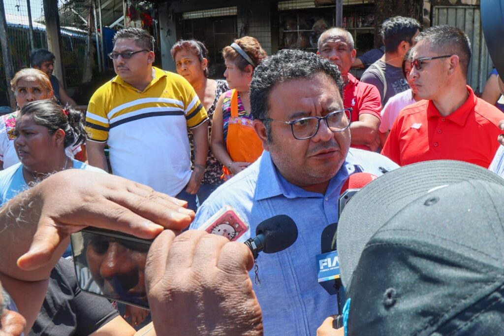 Atiende Evelyn Salgado Pineda a locatarios afectados por el incendio del Mercado Central de Acapulco