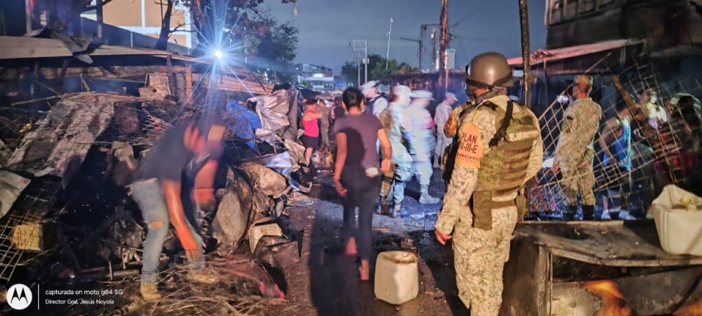 Elementos de la SGIRPCGRO y bomberos del municipio de Acapulco atendieron incendio en el mercado central de Acapulco