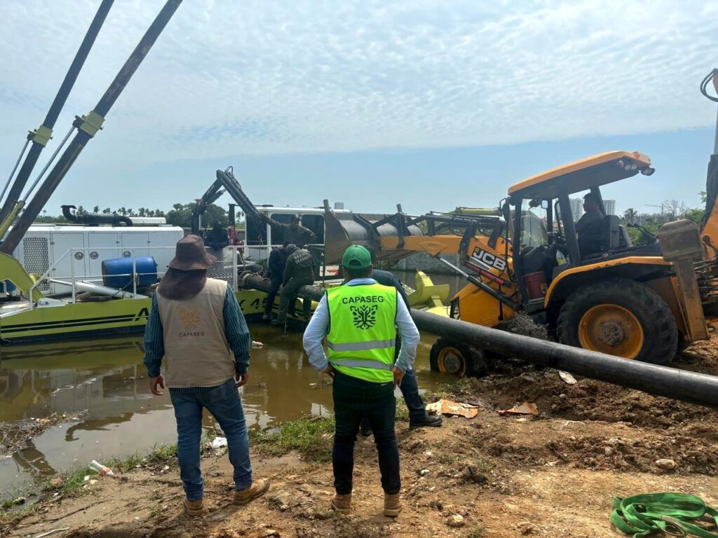 Trabajan Gobierno del Estado, Marina y Conagua para desalojar inundación en Plan de Los Amates, Acapulco
