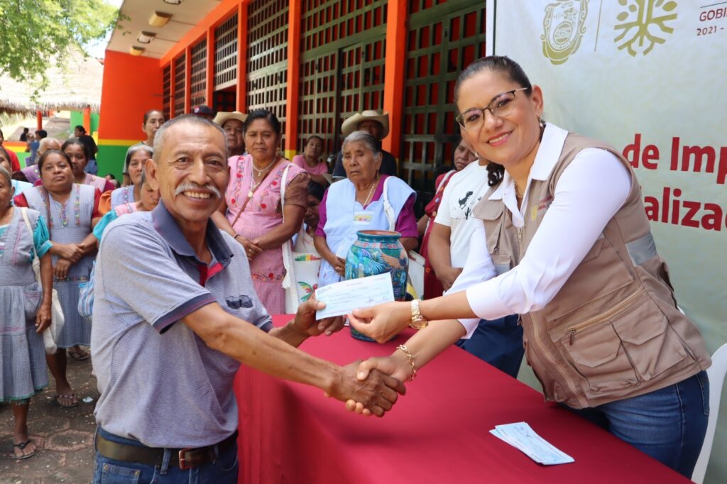 Entrega SEFODECO apoyos a los artesanos de Xalitla, afectadas por el huracán John