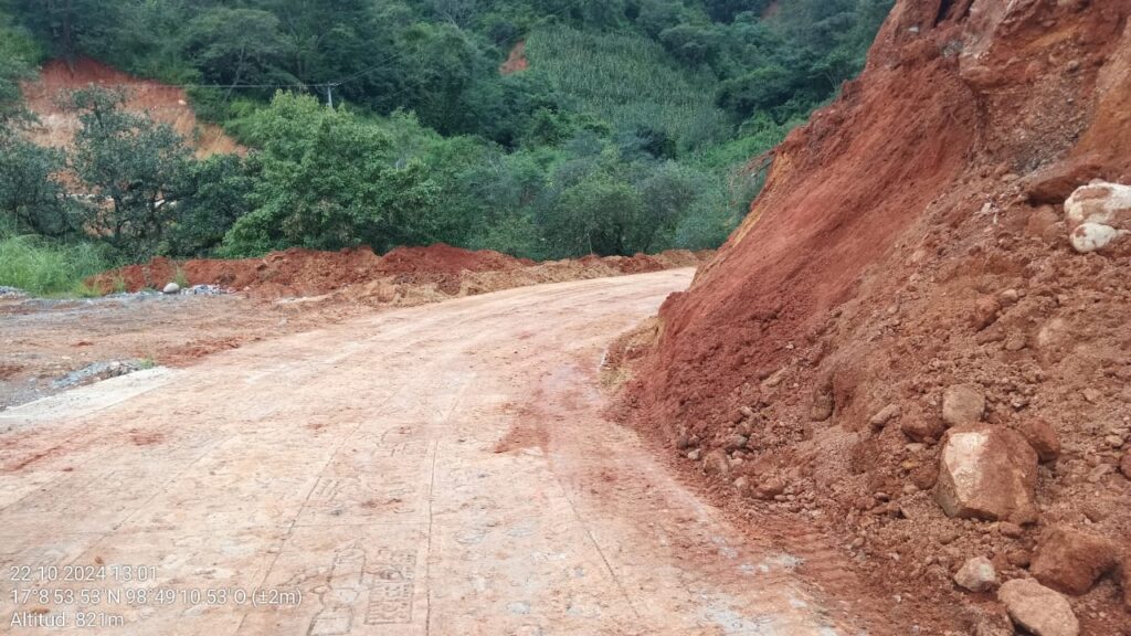 Cicaeg restableció la comunicación en el tramo carretero de las localidades de Carrizal-Xochistlahuaca, en Tlacoapa