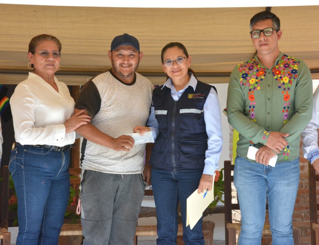 Gobierno del estado entrega apoyos a artesanos de Chilapa damnificados por John: SEFODECO