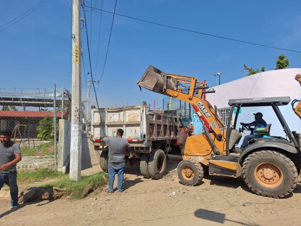 La SDUOPOT removió más de 44 mil toneladas de escombros en Acapulco, tras el paso del Huracán Otis