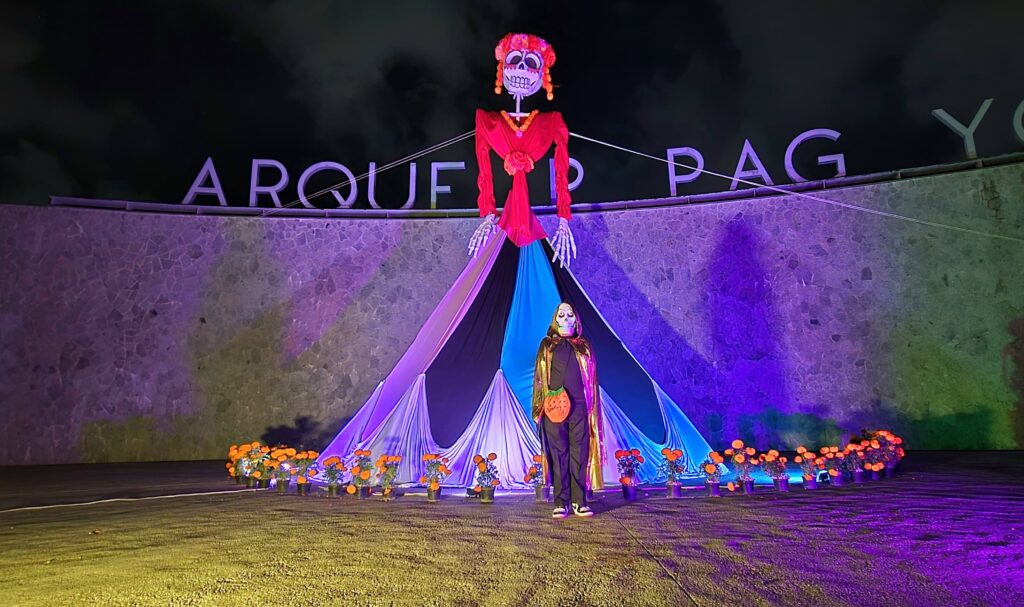 Catrina de más de 8 metros de altura adorna el Parque Papagayo