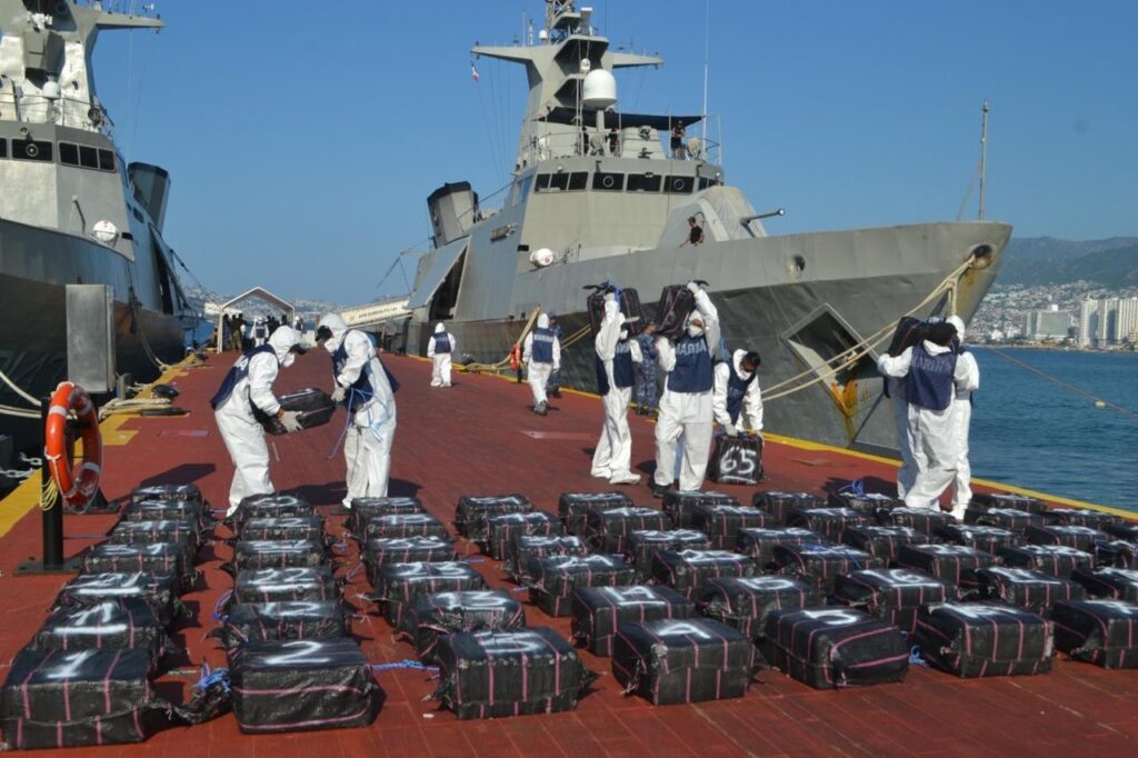 Duro golpe al narcotráfico en Guerrero: Detienen a nueve y aseguran 3.6 toneladas de droga en el mar de Acapulco.