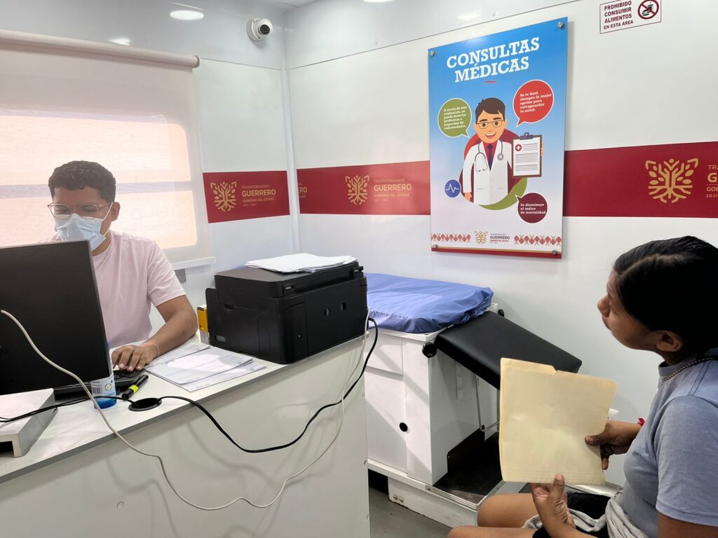 Unidades Médicas Móviles llevan servicios de salud gratuitos a Apetlanca y Juchitán