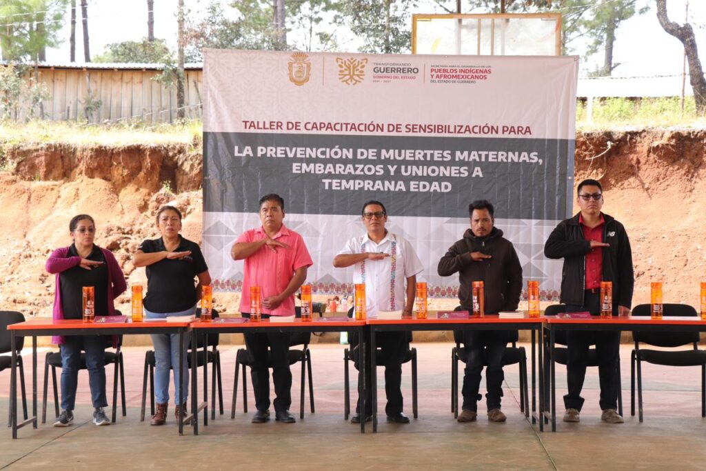 La SEDEPIA realiza taller de sensibilización para la prevención de muertes maternas, en Cochoapa el Grande.